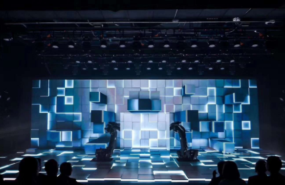 舞臺大型機械臂的設計與使用